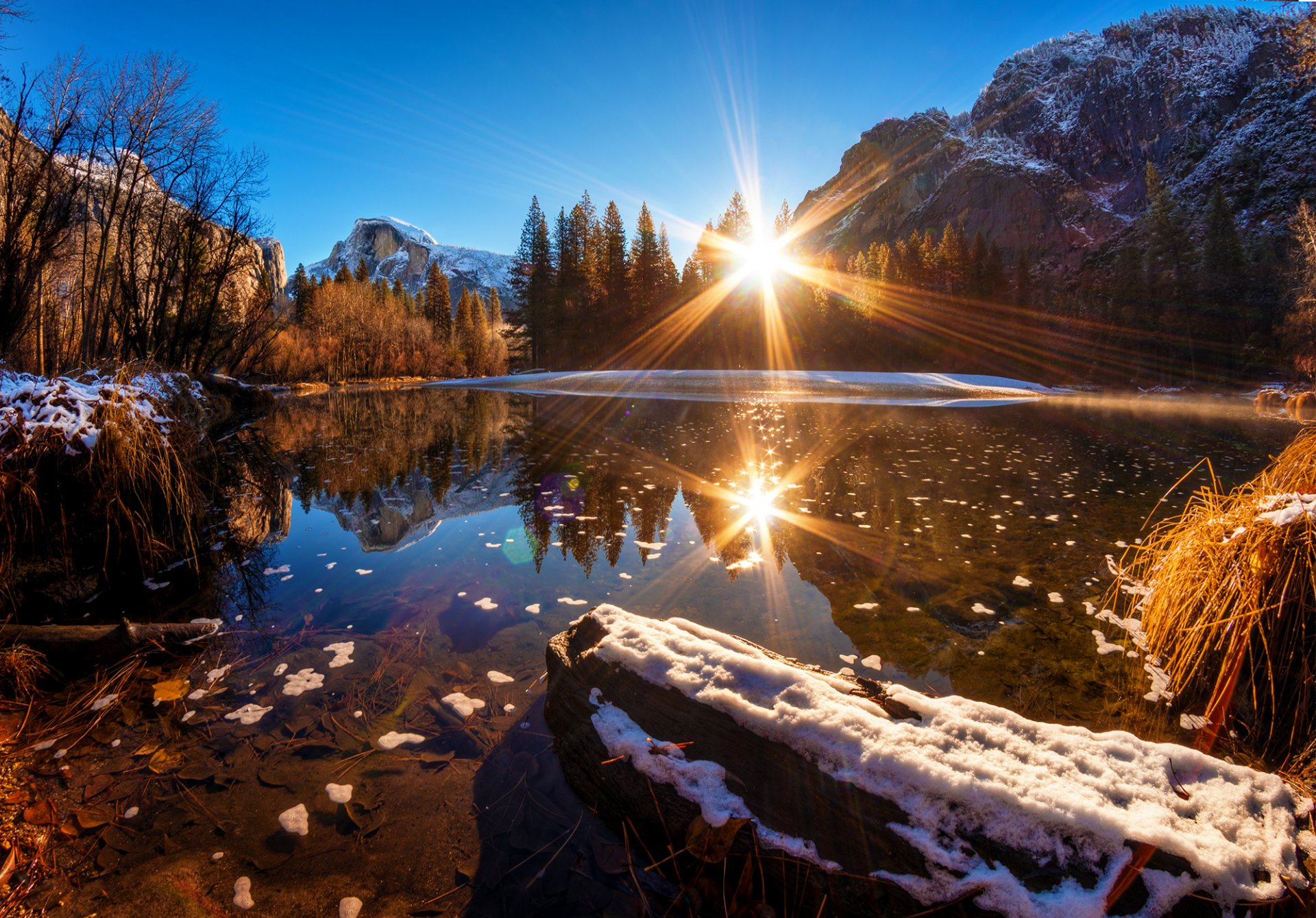 stati uniti parco nazionale di yosemite california montagne foresta neve acqua riflessione raggi del sole