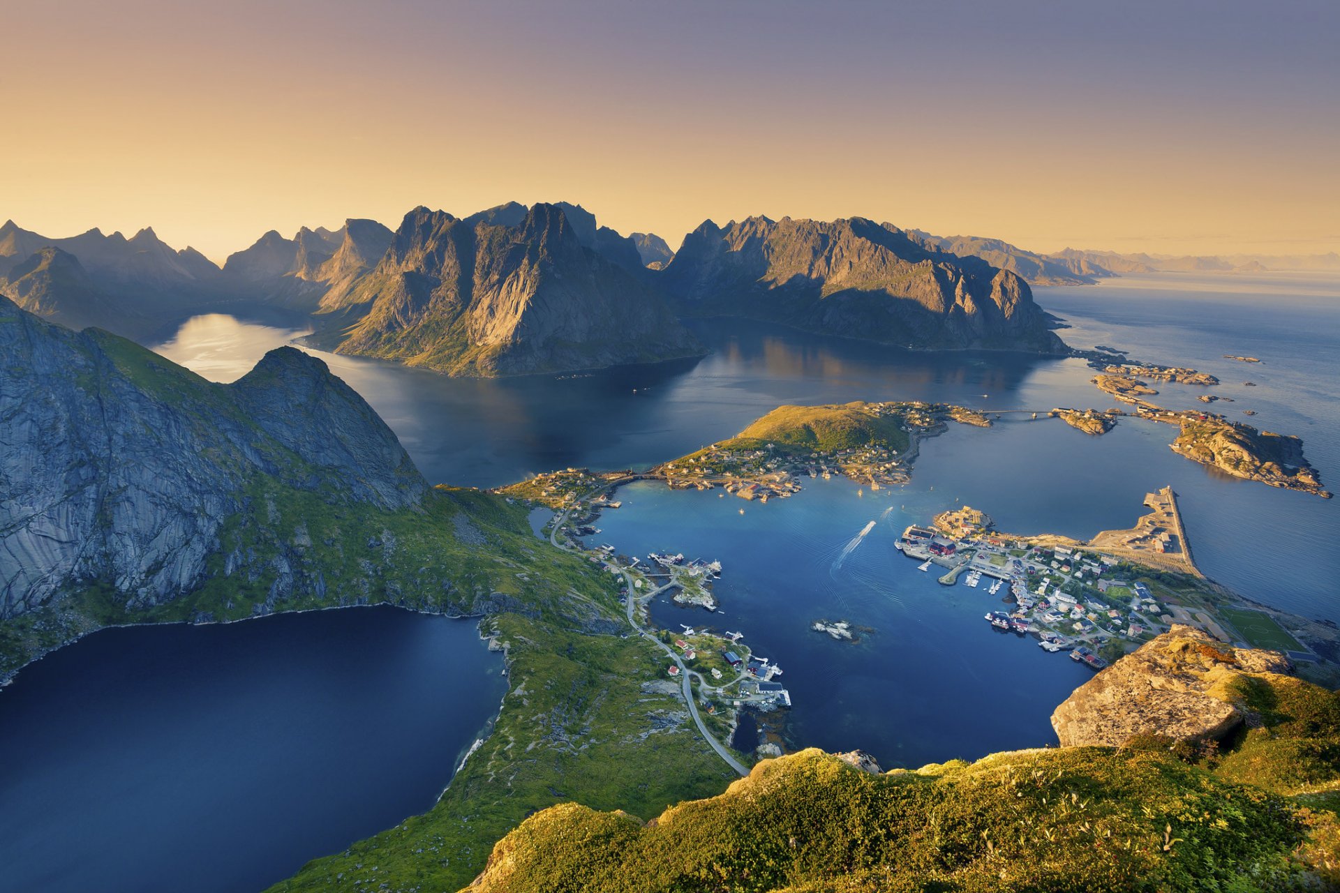 îles lofoten norvège mer montagnes village maisons