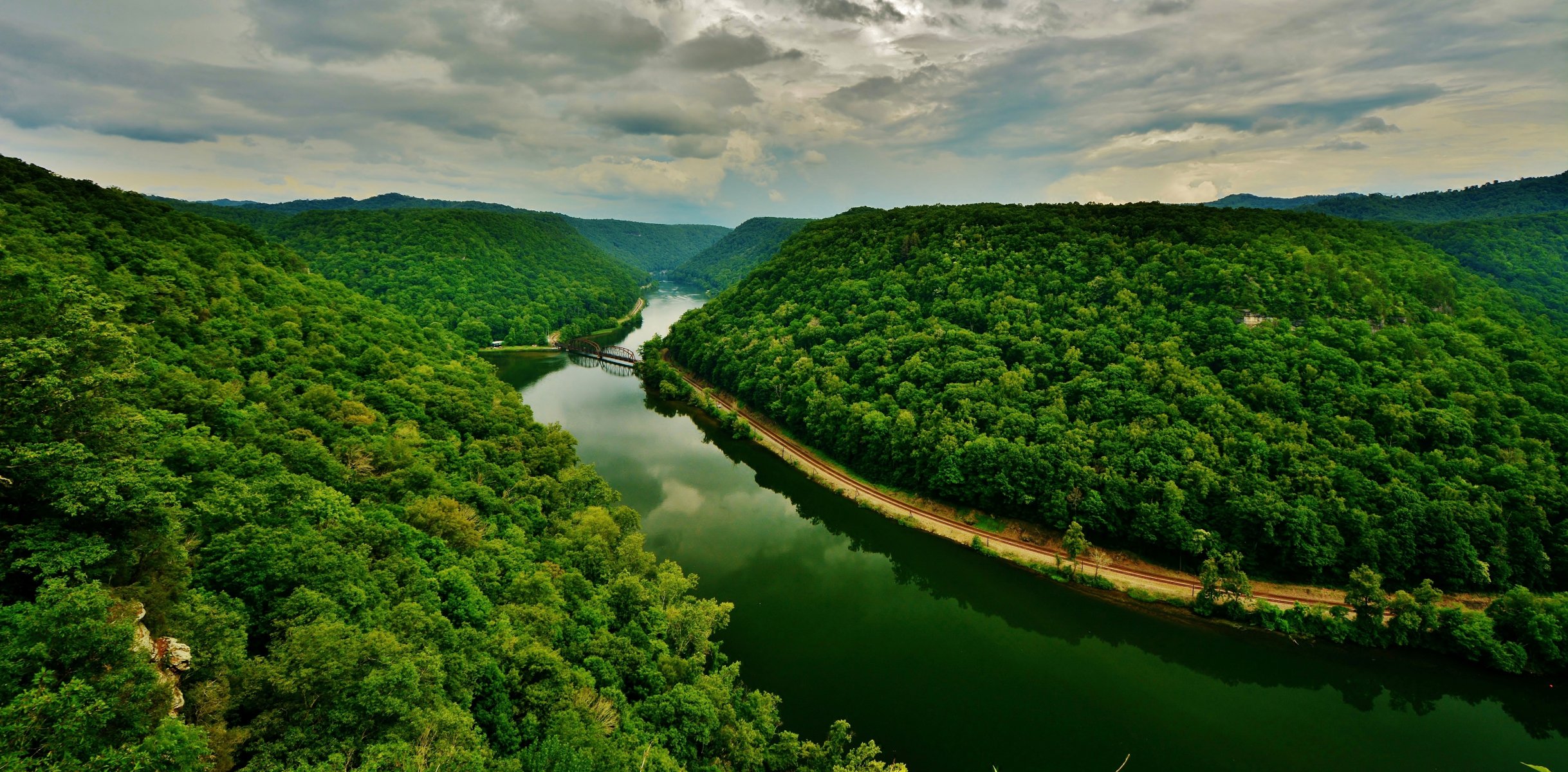 montagnes arbres ciel nuages rivière paysage