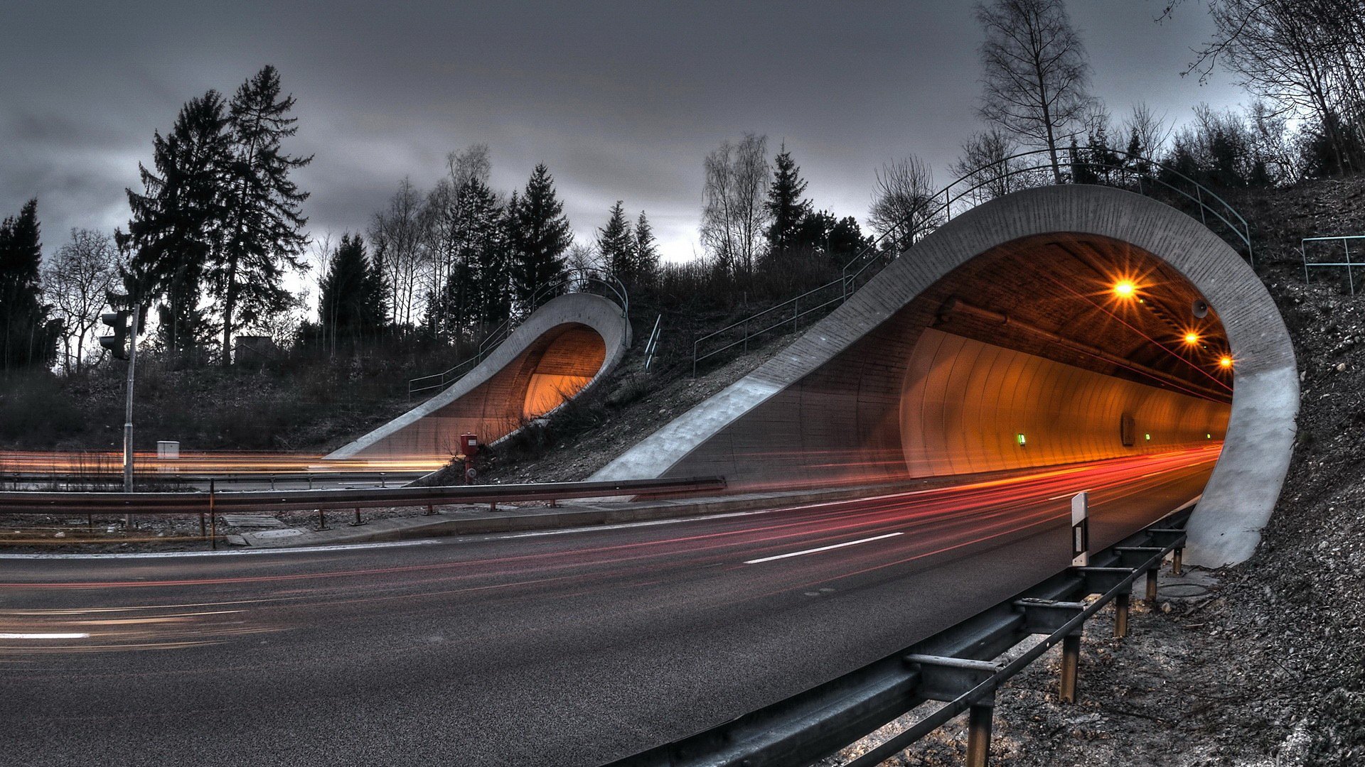 niebo chmury drzewa tunel wieczór światło droga góry autostrada