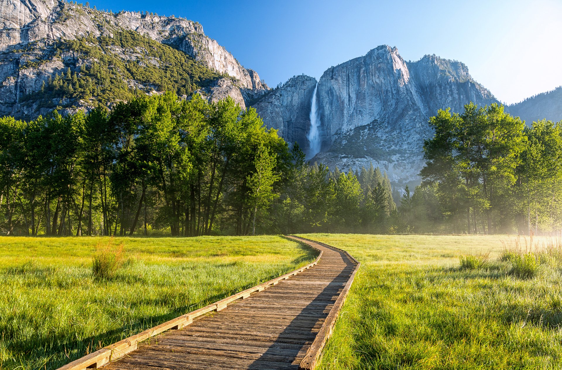 yosemite national park kalifornien usa berge wald bäume wasserfall gehweg