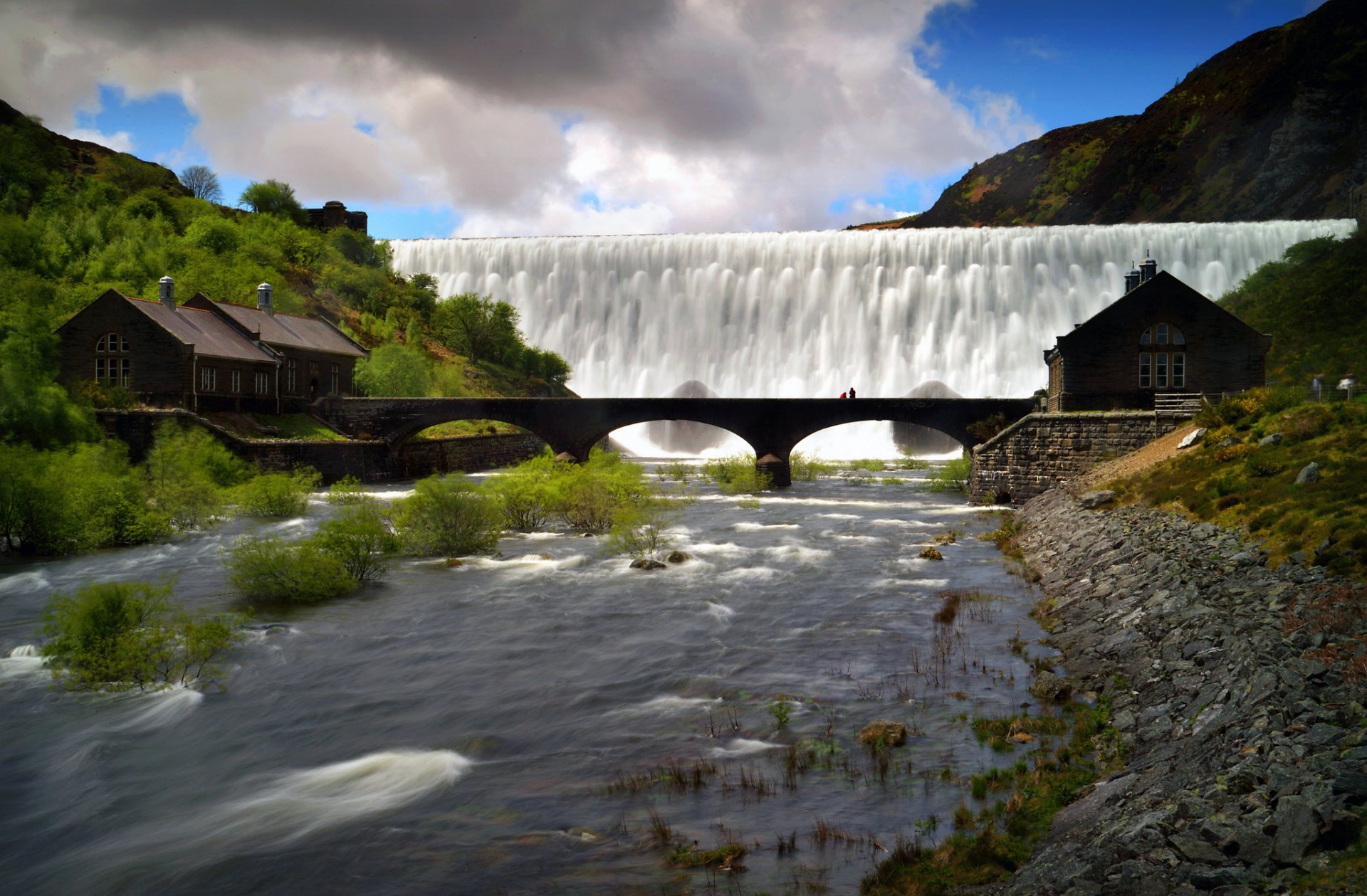 ciel montagnes cascade rivière pont arche maison