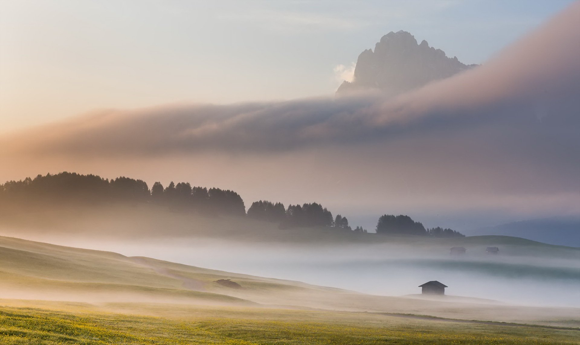 brouillard matin montagnes paysage alpe di siussi dolomites italie