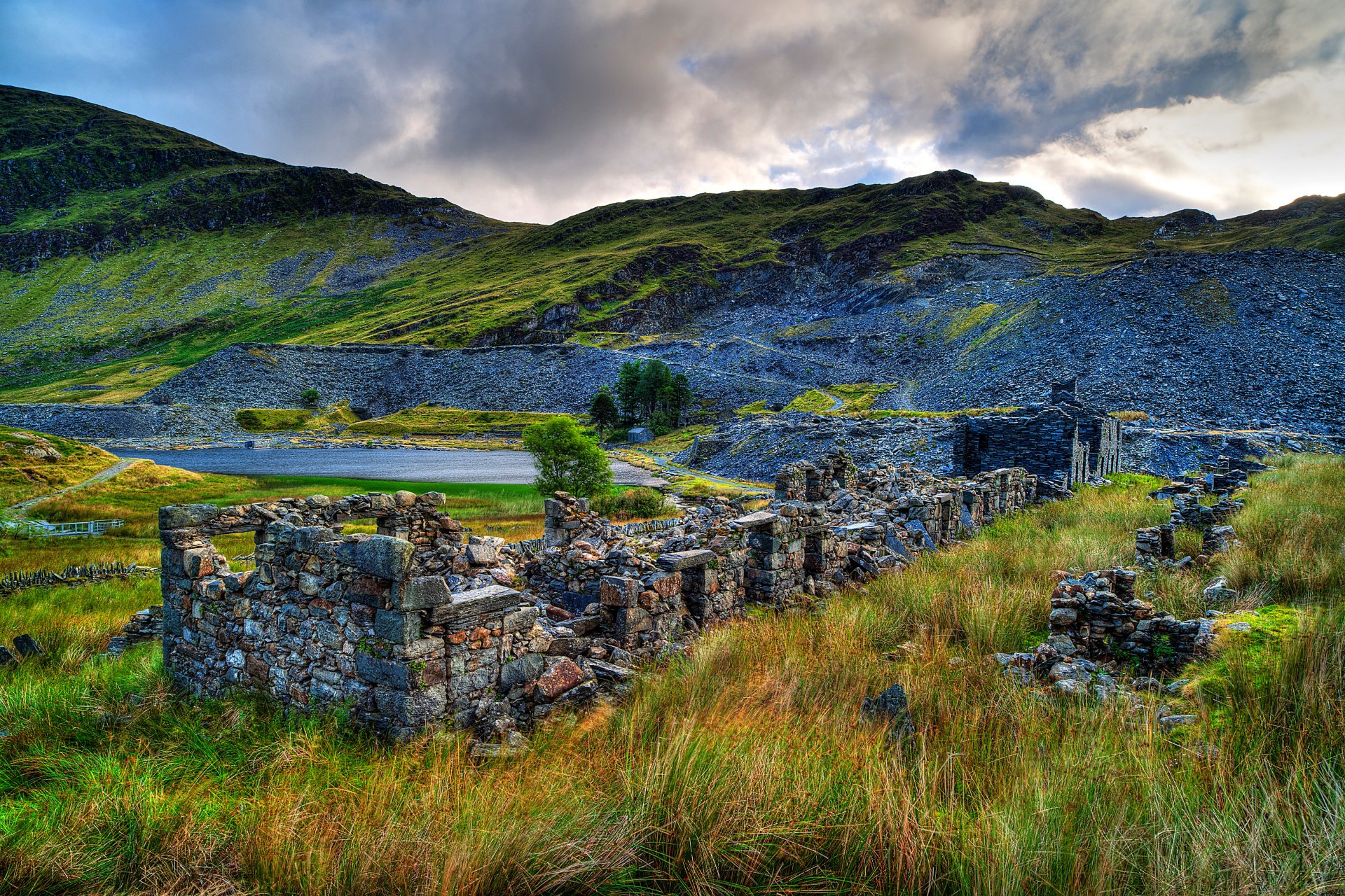 gb snowdonia cielo nuvole nuvole montagne pietre rovine rovine lago erba alberi