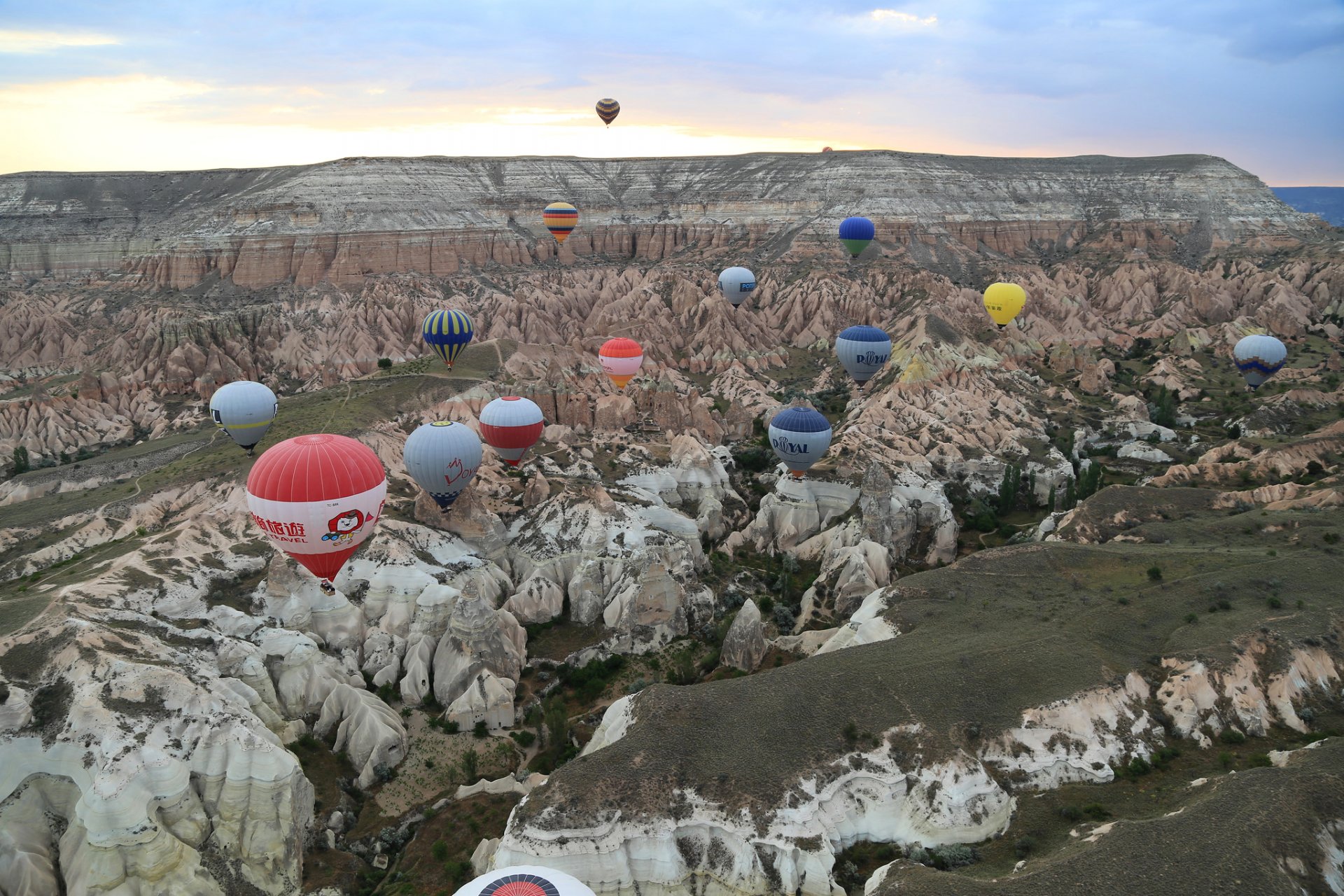 türkei kappadokien himmel wolken berge plateau ballon