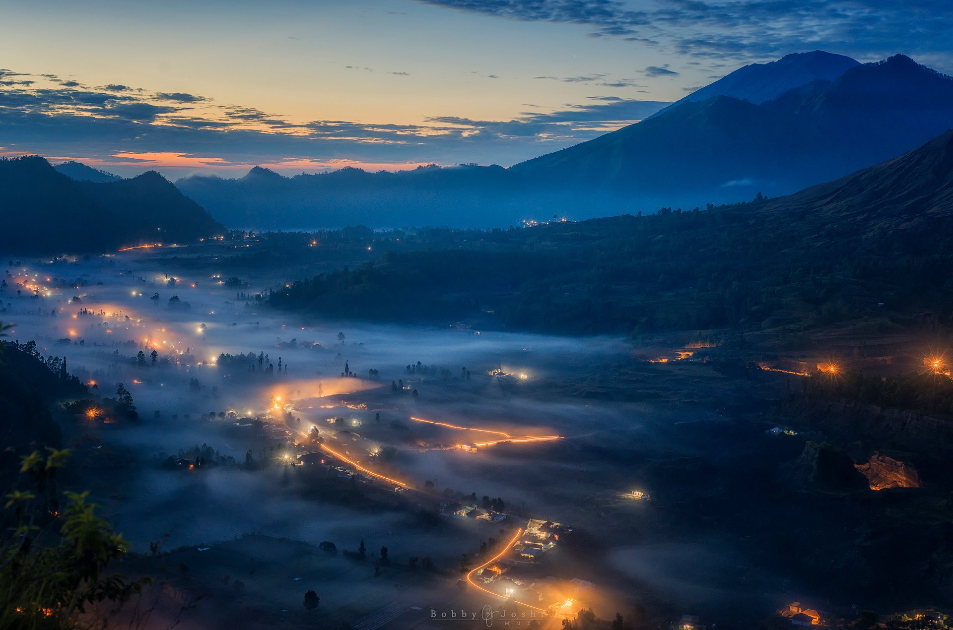 bali montagnes matin soir brouillard vallée lumières