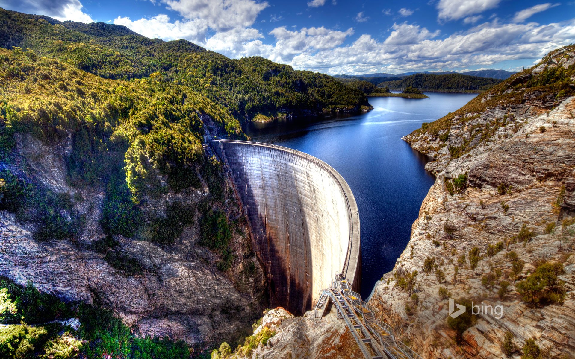 presa gordon tasmania australia cielo nubes montañas rocas lago