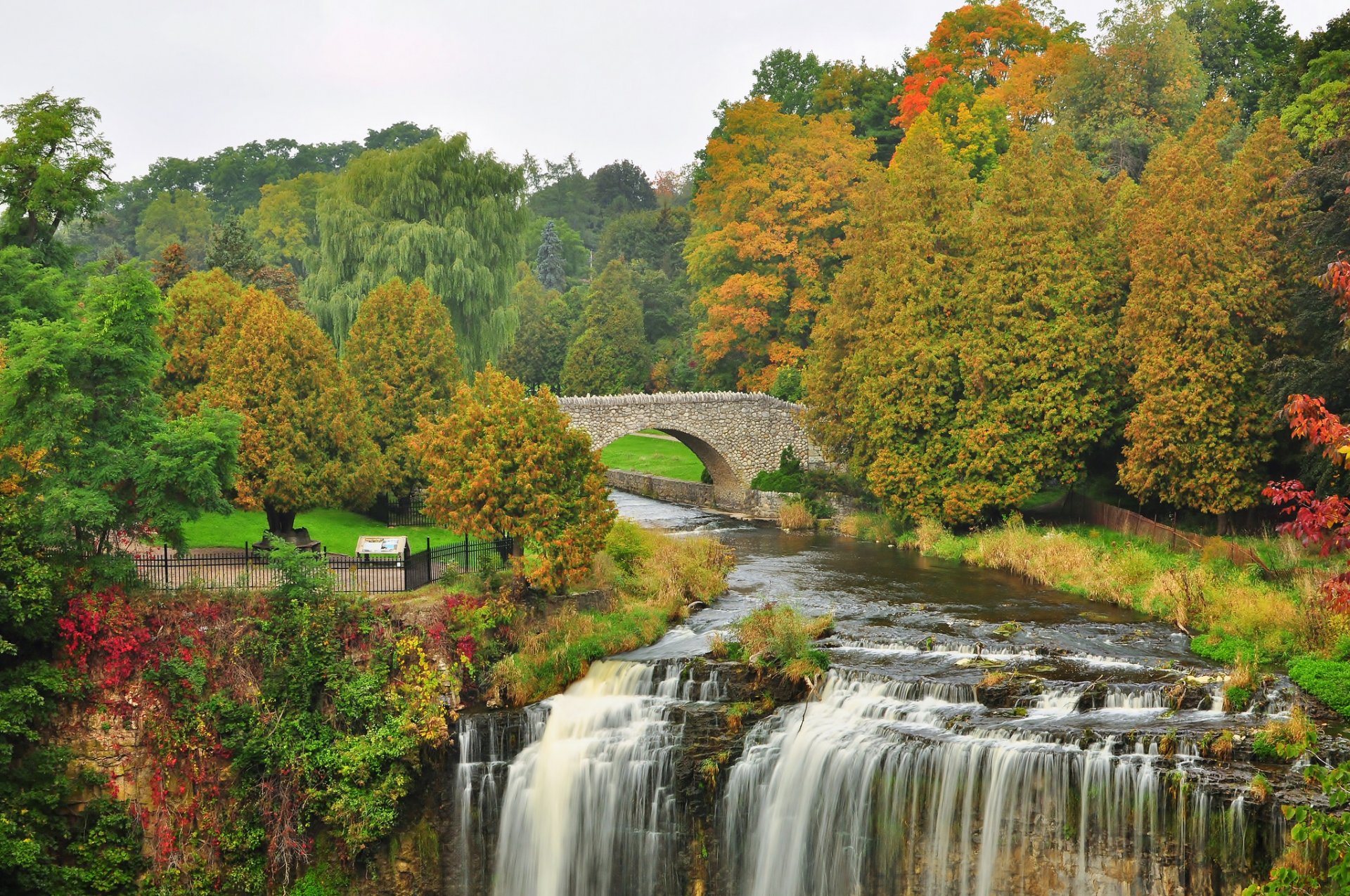 parque río puente cascada árboles otoño