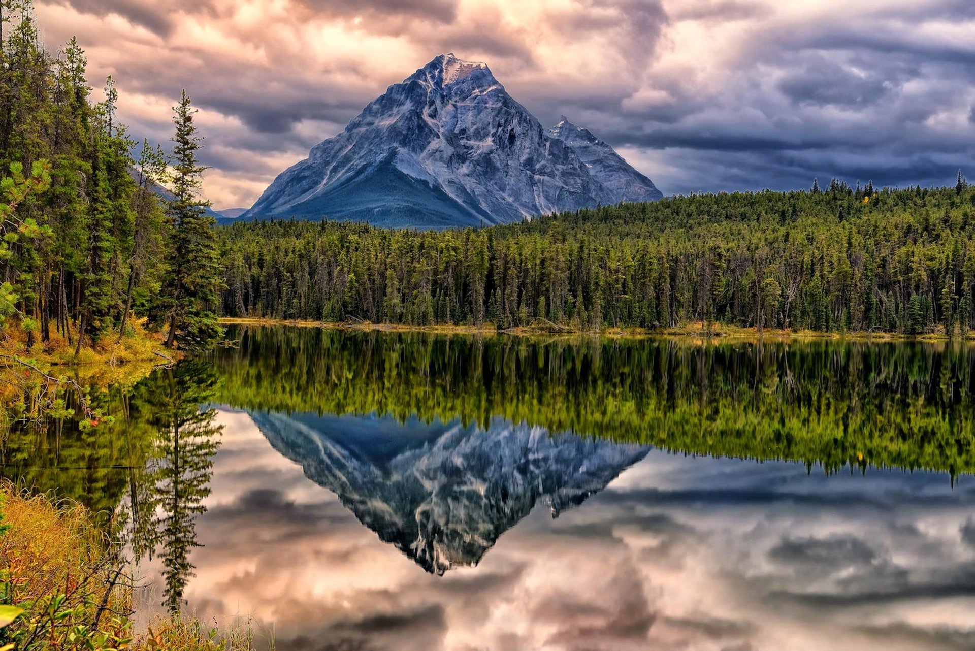 canada alberta montagnes roches forêt lac réflexion coucher de soleil nuages paysage