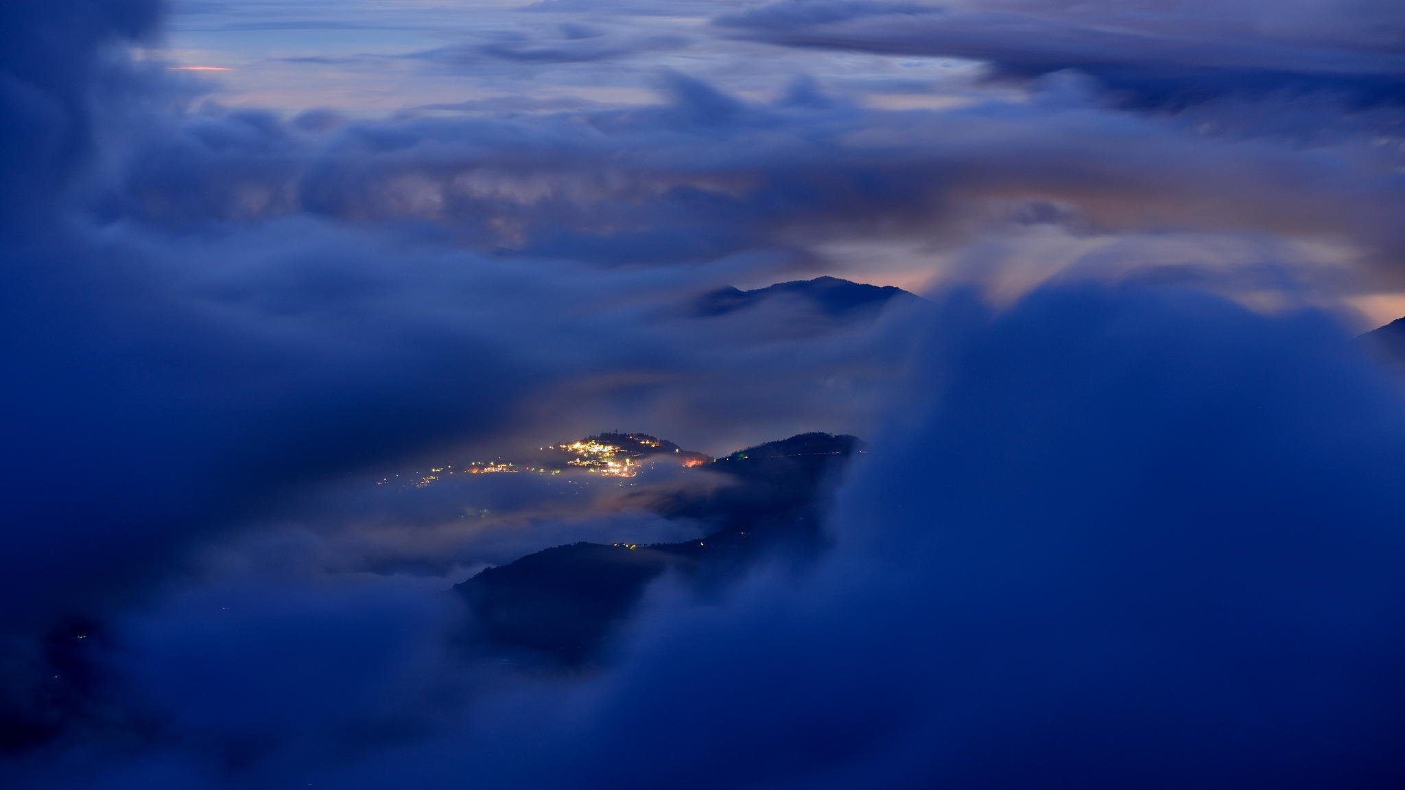 altitude paysage nuages montagnes ville