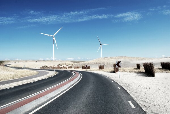 Molinos de viento en la pista del desierto