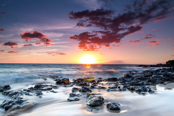 Piedras en la playa cerca del mar