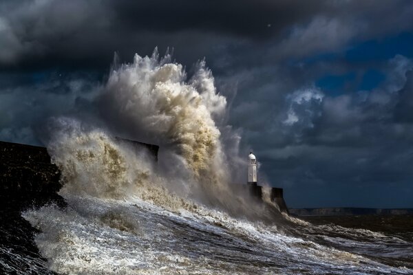 Tormenta golpea costa