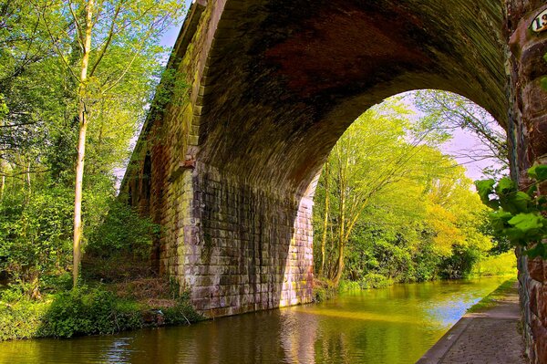 Ancienne arche de l autre côté de la rivière