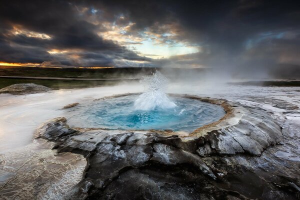 Islandia. Géiser en el glaciar. Hermosa naturaleza y puesta de sol