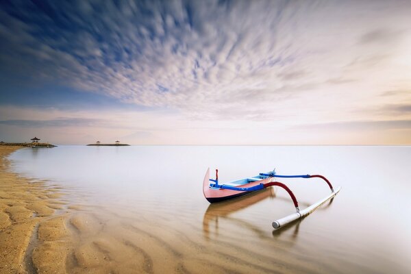 Ein magischer Strand mit goldenem Sand und koasivem Meer