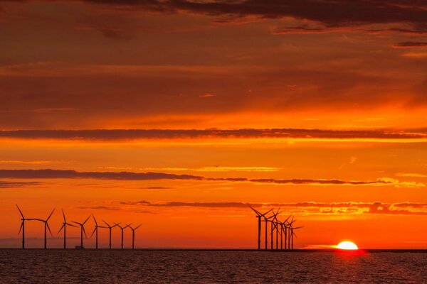 Mulini a vento al tramonto arancione