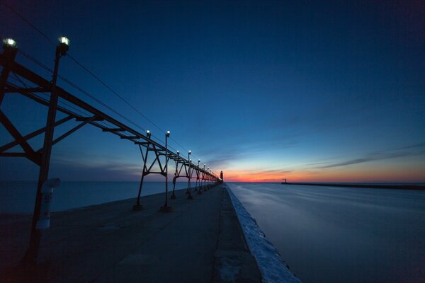 Brücke mit Fanaren im Hintergrund des Sonnenuntergangs