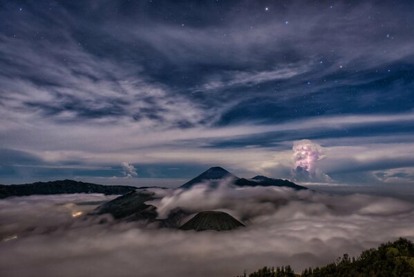 La tela delle nuvole in Indonesia