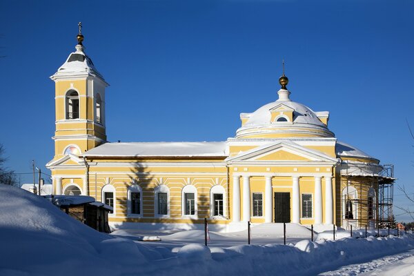 Kirche in der Winterlandschaft, rote Kirche in der Sonne, Sonne und Winterlandschaft, Kirche bei Sonnenuntergang im Winter