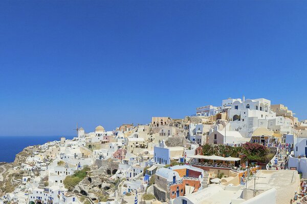 Insel Santorini vor dem Hintergrund des blauen Himmels