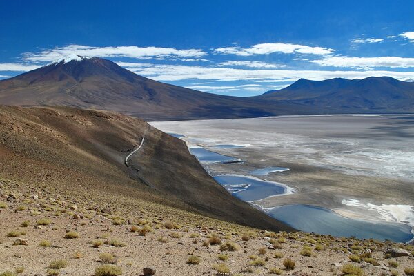 Vista de un lago seco en Bolivia