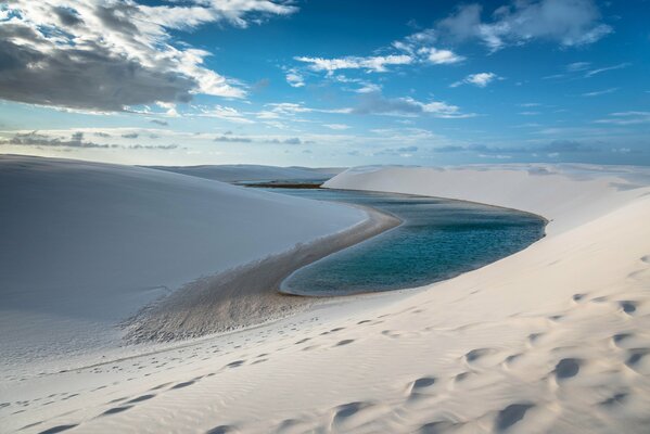 Eau turquoise parmi le sable