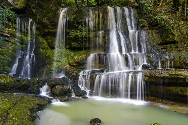 Una bella cascata si riversa sulle rocce