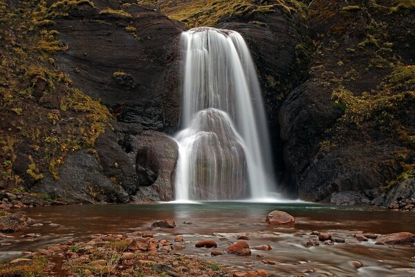 Wasserfall im Herbst unter den Felsen