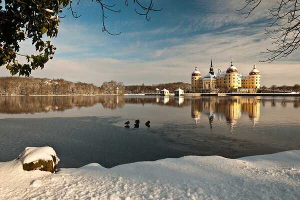 Castillo de invierno y gran lago