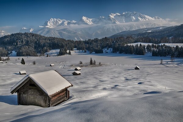 Fiaba invernale in Baviera con montagne e neve scintillante