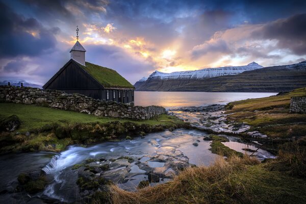 Paysage de l église dans les îles Féroé au coucher du soleil