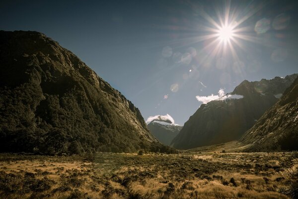 Das Tal ist von der Sonne umrahmt, das magische schöne Tal, das Licht und das schöne Tal, die magischen Berge im Morgengrauen