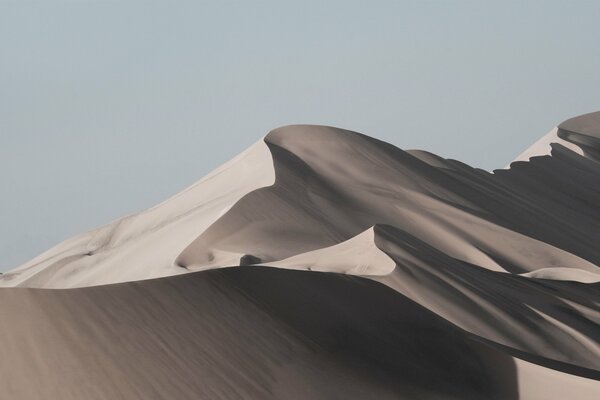 Desierto gris con cielo azul