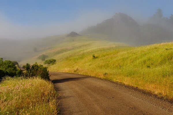 Matin dans le village nature et brouillard