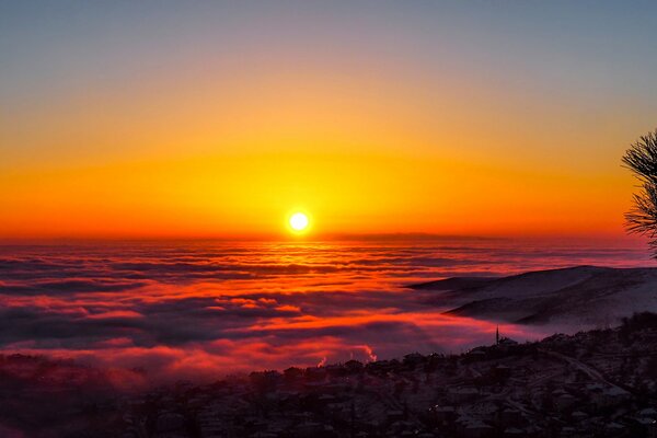 Das Leuchten der Sonne in den Bergen, die Berge und die Sonne Sonnenuntergang, die Sonne und die Berge Sonnenuntergang, der magische Sonnenuntergang in den Bergen