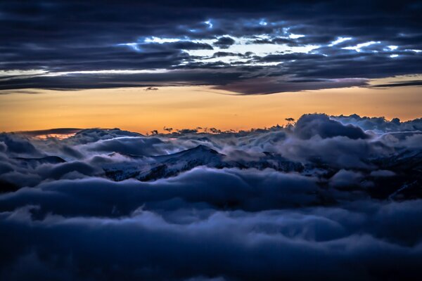 Blauer Himmel mit weißen Wolken