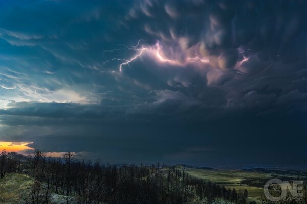 Cielo blu scuro con fulmine