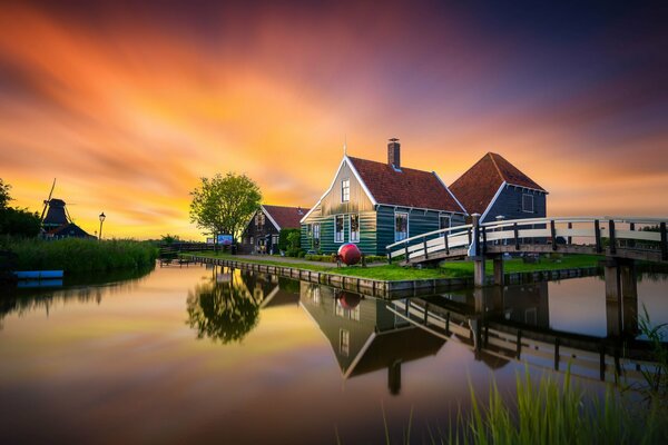 Musée aux pays-bas au bord de la rivière