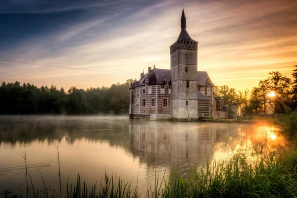 Horst castillo en un lago en Bélgica al atardecer