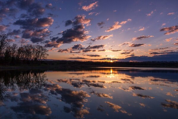 Riflessione delle nuvole nel lago al mattino all alba