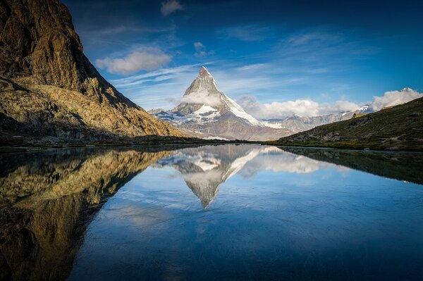 Reflejo de la montaña en un lago alpino