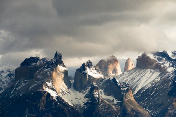 Montañas iluminadas por el sol de la Patagonia