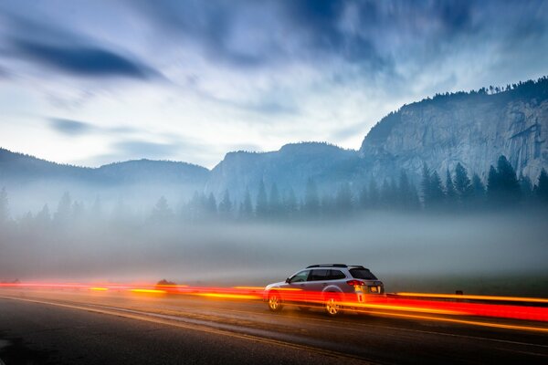 Auto rast durch Nationalpark