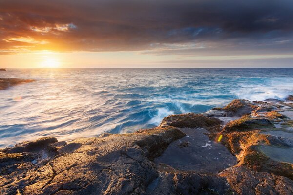 Beau coucher de soleil au bord de la mer