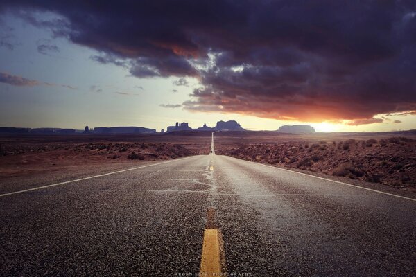 Coucher de soleil sur l allée des monuments sur la route menant à la montagne