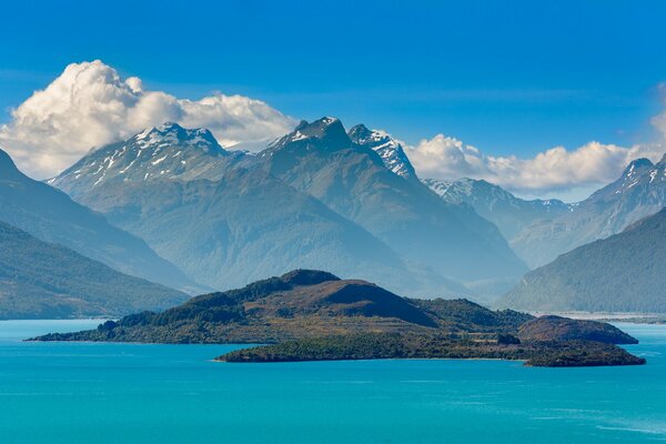 Lake wakatipu on the background of a mountain in New Zealand