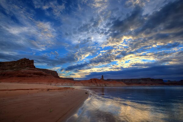 Puesta de sol a orillas del lago Powell