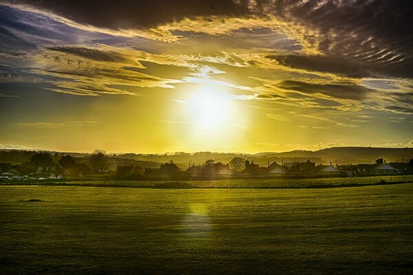 Geschichtete Wolken und Sonne bei Sonnenuntergang