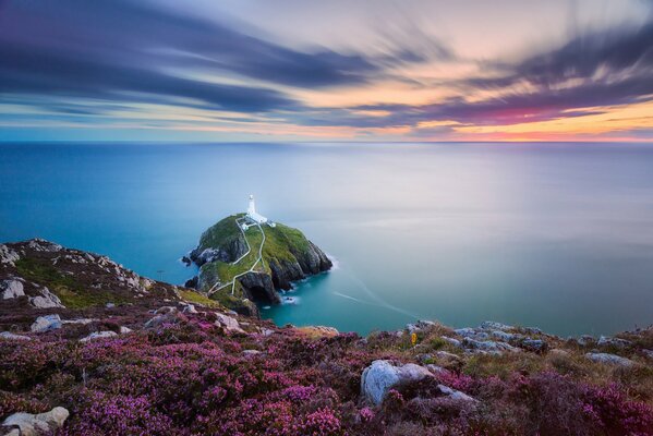 Isola rocciosa South Stack faro nel mare d Irlanda